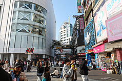 國發會主委葉俊顯表示，目標台灣今年經濟成長率4.56%，甚至可望更高。圖為西門町商圈逛街人潮。

