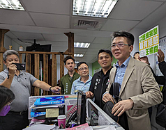 前基隆市民政處長王榆森（前右）遭檢舉在擔任處長期間接受廠商提供專用車輛且有專人接送，檢方2日搜索約談後，向法院聲請羈押禁見王榆森獲准。圖為2024年間王榆森登記參選民進黨基市黨部主委時畫面。（讀者提供）