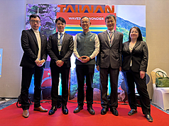 台灣代表團赴印度推廣觀光，交通部觀光署國際組科長陳冠竹（左2）表示，台灣美食世界聞名，尤其「吃到飽」餐廳菜色豐富，深受不同飲食習慣的印度旅客喜愛，成為觀光推廣一大利器。
