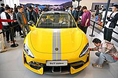 小米汽車去年2月推出號稱「地表最速四門量產車」SU7 Ultra（圖），進軍高端豪車市場。不料，這款電動超跑銷量慘跌，口碑翻車。小米汽車已於1月底悄悄解散專屬銷售團隊。(檔案照)