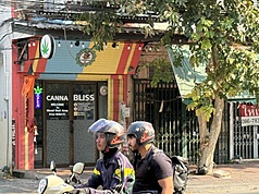 泰國約有1.8萬間大麻店，因政府監管收緊及新規定，估計有7000多間可能關閉。圖為位於曼谷市中心的大麻店。