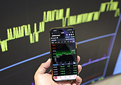 外資大砍台股並匯出，台灣股匯市5日同步下挫，新台幣盤中一度重貶逾1角；在出口商進場拋匯、央行防守之下，貶幅隨後收斂，終場收在31.648元，貶7.1分，台北及元太外匯市場總成交金額爆出29.71億美元巨量。 (圖：中央社)