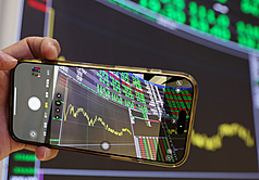 台北股市5日開低走低，收盤跌488.54點，為31801.27點，跌幅1.51%，成交金額為新台幣6900.57億元。