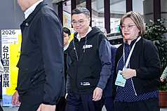 行政院長卓榮泰（中）5日下午由民進黨立委陳培瑜（右）等人陪同，前往參觀2026台北國際書展。