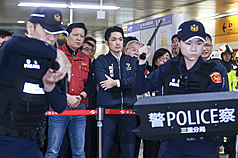 雙北市政府5日在台北捷運大橋頭站及三重國小站進行危安實兵演練，台北市長蔣萬安（後中）與新北市副市長朱惕之（後中左）現場視導，近距離觀看演練過程。