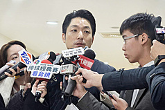 台北市長蔣萬安（中）6日受訪表示，日前出現漢他病毒死亡病例後，各局處已啟動全面清消，到目前為止，台北市沒有再新增任何一起漢他病毒案例。