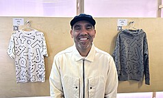 舊金山藝術家德拉克魯茲（Aaron De La Cruz）受邀為NFL第60屆超級盃設計限定服飾。
