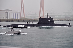 潛艦國造原型艦海鯤艦6日在陰雨天進行第4次潛航測試，台船自主研發的「奮進魔鬼魚號」無人船也一同出海。
