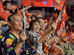 人民黨6日在曼谷青年中心舉行造勢活動，雖大部分與會支持者是年輕人，但仍有部分較年長的支持者。
