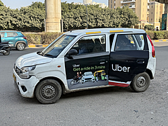 印度倚賴叫車平台Uber、Ola、Rapido接客的司機今天進行全國性罷工，要求訂定最低車資，並限制白牌車載客。圖為叫車平台Uber旗下司機，在印度德里周遭載客的情況。