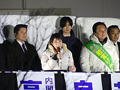 日本眾議院大選8日投開票，首相兼自民黨總裁高市早苗(前排左1)7日晚間在東京都世田谷區二子玉川
公園替候選人若宮健嗣(前排右1)站台催票，呼籲選民切勿因為選情樂觀而鬆懈，否則可能翻盤。
