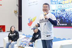 聯名電影書「冠軍之路：2024世界棒球12強賽感動全紀錄」8日在台北國際書展舉辦首場新書分享會，中
華職棒聯盟會長蔡其昌(右)出席與會，與本書作者曾文誠(中)、陳祖安(左)對談。
