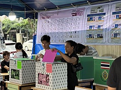 泰國8日舉行大選，曼谷投票所一早湧現投票人潮。