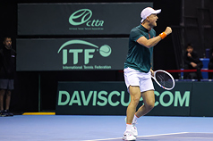 台維斯盃世界一級升降賽8日繼續在台北市網球中心
進行，台灣好手吳東霖（圖）於第4點單打對上黎巴
嫩選手哈山（Benjamin Hassan），吳東霖拿下關鍵分
數後，大吼激勵自己。
