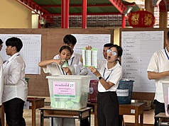 圖為泰國大選投票結束後，選務人員隨即展開計票作業。