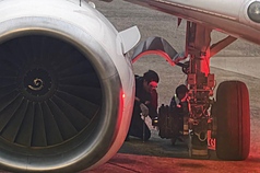 德威航空濟州至台北TW687班機8日下午3時52分降落桃園國際機場時，發生右側主輪脫落的異常狀況，航機於下午3時54分安全停靠A2停機位。