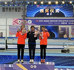 台灣「跨欄甜心」張博雅（中）8日在中國天津舉行的亞洲室內田徑錦標賽女子60公尺跨欄決賽，以破全國紀錄的8秒12摘金。（王國慧提供/中央社）