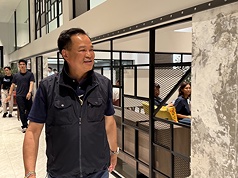 泰國大選初步結果顯示，泰自豪黨總理候選人、泰國現任總理阿努廷有望繼續執政。圖為阿努廷今晚約9時抵達泰自豪黨總部。