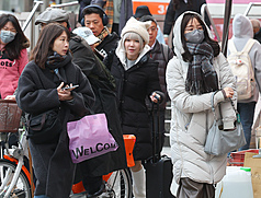 18日受東北季風影響，北部及宜蘭天氣偏涼。圖為民眾穿著保暖衣物禦寒。資料照。

