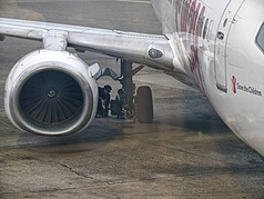 德威航空8日下午1架班機降落時發生右側主輪脫落，桃園國際機場公司立即暫停北跑道起降，維持單跑道運作，機場公司9日表示，跑道關閉期間共12班航班延誤。(民眾周先生提供)
