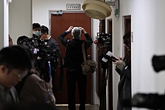 無黨籍立委高金素梅的住家10日一早傳出疑遭檢調搜索，高金素梅位於立法院的國會辦公室外大批媒體守候。
