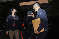 北檢偵辦無黨籍立委高金素梅疑涉詐領助理費等
案，10日指揮調查局國安站兵分30路搜索，並約談高
金素梅等18人說明。傍晚調查局將涉案陳姓廠商
（中）移送北檢複訊。
