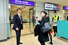 行政院副院長鄭麗君（前右）10日晚間搭機赴美，面對記者詢問是否會簽署台美對等貿易協定，或有其他要談的議題，鄭麗君未有回應，僅低調點頭揮手致意。
