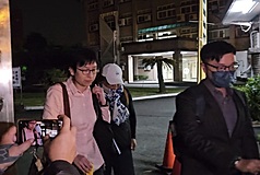 無黨籍屏東縣議員越秋女（中）疑涉立委高金素梅涉嫌非法輸入COVID-19試劑案，10日遭檢調約談，訊後
請回，面對媒體詢問，越秋女低頭不語。