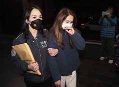 北檢偵辦無黨籍立委高金素梅疑涉詐領助理費等案，10日指揮調查局國安站兵分30路搜索，並約談高金素梅等18人說明。11日凌晨12時50分左右高金素梅（右）在調查局人員陪同下移送北檢。
