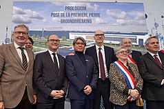 台灣輝能科技在法國興建超級工廠，10日舉行動土儀式，由創辦人兼執行長楊思枏（前左3）主持，法國經濟部長勒斯鳩（前左4）、工業事務權理部長馬旦（前左2）等出席。