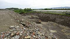 橋頭地檢署民國114年8月間獲報，高雄市美濃地區成功段及新吉洋段多處土地，遭大量挖取土石形成大型坑洞，估算開挖面積約為2個澄清湖棒球場總面積，峽谷般坑洞平均約深15公尺。（橋頭地檢署提供）