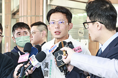 民眾黨新北市長參選人黃國昌(中)11日表示，期待未來針對新北市發展與李四川深入交換意見，並能在友善且互相激勵、競爭方式下，組成最好、最強的競選團隊。