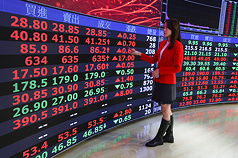 台股封關再創33605.71點新高紀錄，蛇年累計大漲10080.3點。(中央社)