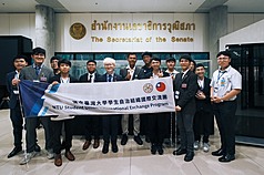 台大學生組成的國際交流團來泰國訪問，並與泰國參議員、朱拉隆功大學的學生及駐泰代表處交流。圖為交流團訪問泰國國會。（台大學生交流團秘書陳徹提供）
