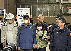 女子陳嘉瑩民國113年間毒駕拒檢，衝撞、拖行派出
所長劉宗鑫致死，新北地方法院國民法官法庭11日判
處陳嘉瑩死刑。劉宗鑫父親（前左2）、母親（前左
3）於宣判後受訪表示，正義不會遲到，也感謝全國
國民持續關注此案。