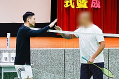 台灣羽球一哥周天成（左）在農曆春節前夕，前往台北監獄進行友誼賽，和收容人交流。（高敏珊提供）

