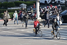 白天溫暖微熱，西半部日夜溫差大。