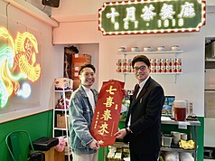 陸委會主委邱垂正（右）12日前往茶餐廳參加在台港
人舉辦的新春團聚活動。邱垂正與茶餐廳負責人林德
灝（Andy）（左）合影。（陸委會提供）