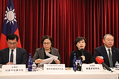 台美雙方美東時間12日簽署對等貿易協定，行政院副院長鄭麗君（右2）率相關部會官員在駐美代表處 舉行記者會。