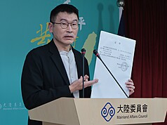 大陸委員會（陸委會）13日召開臨時記者會，回應民眾黨不分區立委李貞秀提出除籍證明相關討論。陸委會副主委兼發言人梁文傑於會上手持李貞秀提供的除籍證明影本放大版，李貞秀先前對外公示這份證明。
