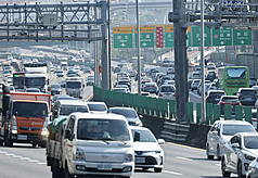 春節連假首日車潮湧現。圖為國道1號五股泰山路段車流情形。