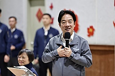 春節連假展開，總統賴清德14日上午到台北市警察局中正第一分局，慰勉春節期間值勤員警，並表示，行政院已核定修正「警察人員警勤加給表」，調高刑事及勤務繁重加成，讓全國員警受惠。