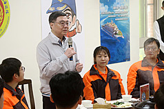 行政院長卓榮泰（立者）14日至海巡署艦隊分署台北港海巡基地，與海巡人員共進午餐。