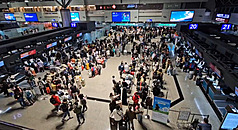 桃園機場15日小年夜旅客運量略降，但仍有約15.5萬人次。
