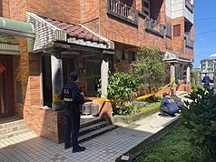 宜蘭市黎明路一棟民宅14日發生包裹爆炸案，2人受傷暫無生命危險，警方獲報後前往現場拉起封鎖線調查。