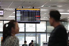 交通部民用航空局15日上午表示，因濃霧影響，馬祖南竿、北竿機場航班暫停起降。圖為台北市松山機場航班狀態。
