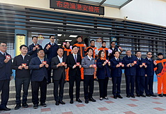 總統賴清德（前排左6）與海洋委員會主委管碧玲（前排右6）、嘉義縣長翁章梁（前排左4）、民進黨
立委蔡易餘（前排左3）、陳冠廷（前排左2）等人15日至嘉義縣布袋漁港安檢所，感謝海巡署中部分署第
四岸巡隊防衛海岸線的辛勞。（嘉義縣政府提供）