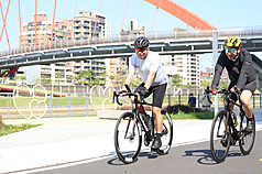 中央氣象署指出，16日除夕將有一道鋒面略過台灣北部，北台灣將逐漸轉為下雨的情況。圖為民眾趁著好天氣，到成美左岸河濱公園騎車。