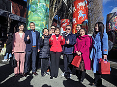 僑務委員會委員長徐佳青（中）出席溫哥華新年藝術節開幕，喜見台灣藝術家在溫哥華展現台灣韌性和創意。
