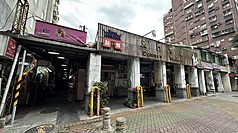 台北市政府規劃改建近百年歷史的台北市東門市場，興建為地上11樓、地下4樓的大樓，預計2030年完工。圖為東門市場大門招牌。